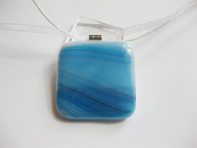 kék üvegékszer medál