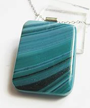 Szaturnusz üvegékszer medál