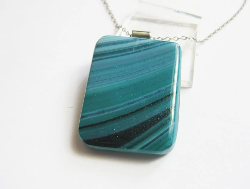 Szaturnusz üvegékszer medál