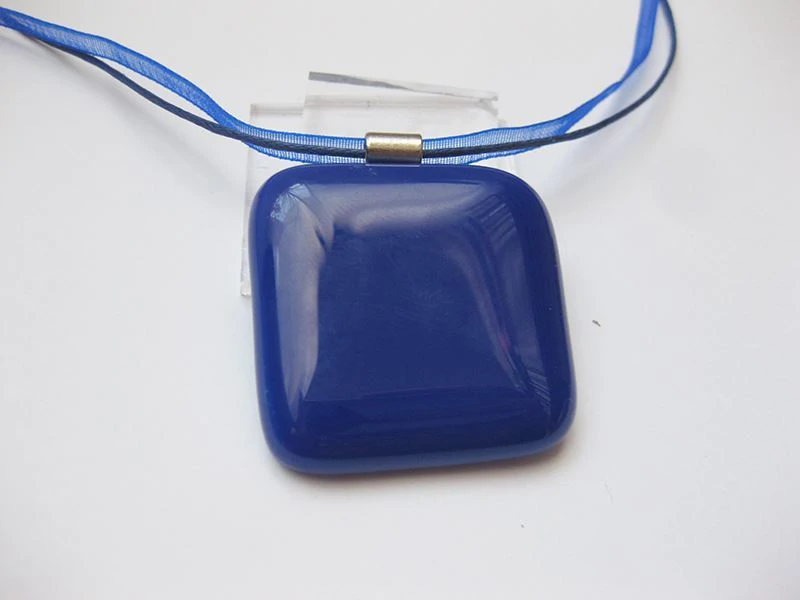 Királykék üvegékszer medál