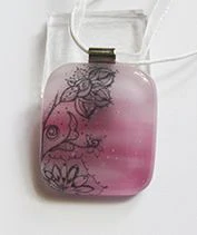 Rózsaszín csipkemedál