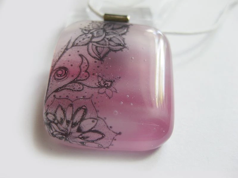 Rózsaszín csipkemedál