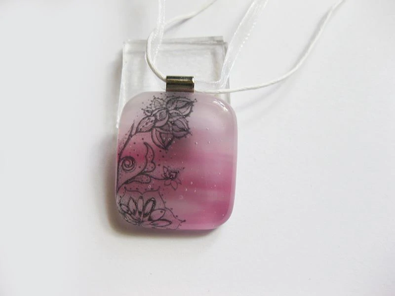 Rózsaszín csipkemedál