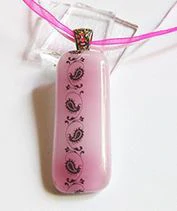 Rózsaszín indasor üvegmedál