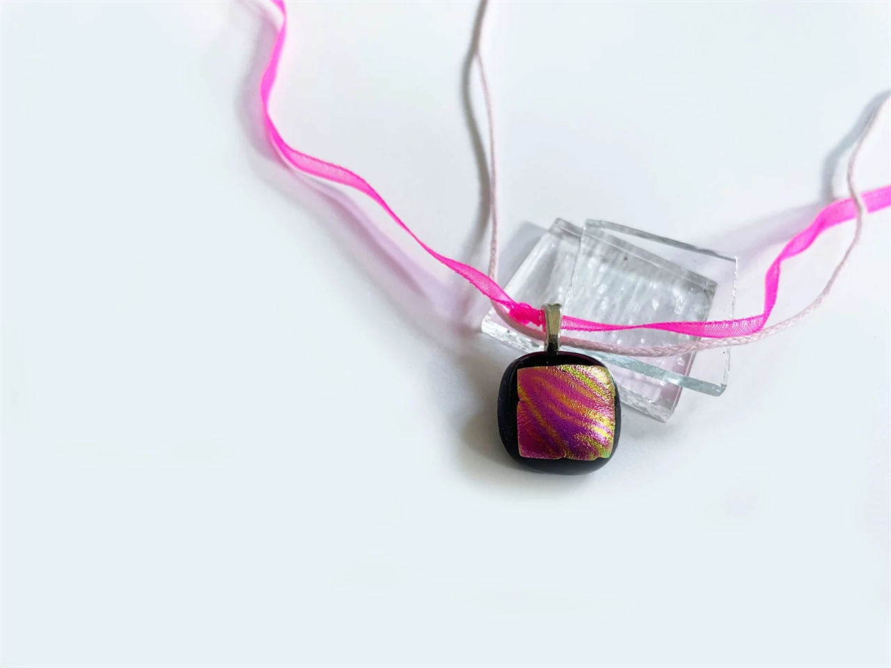 Üvegolvasztásos technikával