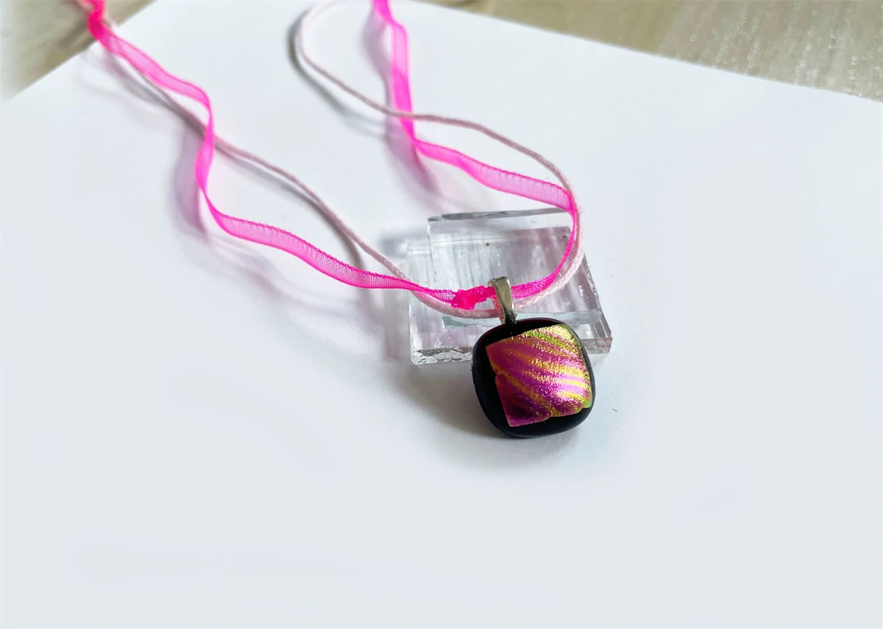 Üvegolvasztásos technikával