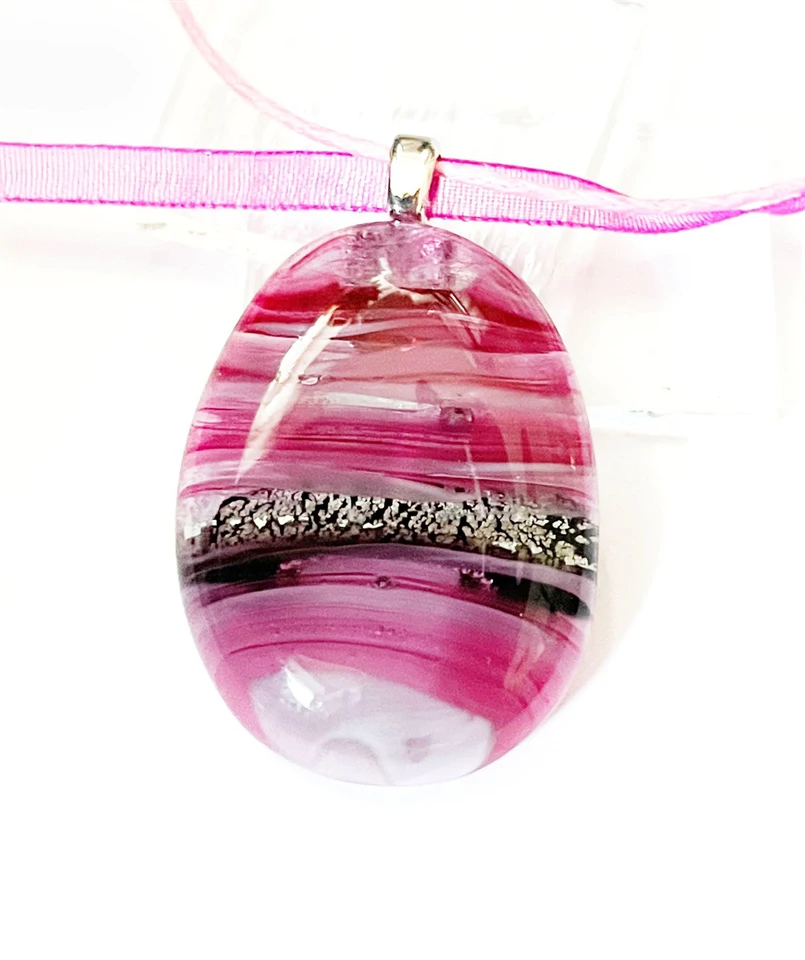 Áttetsző rózsaszín üvegmedál