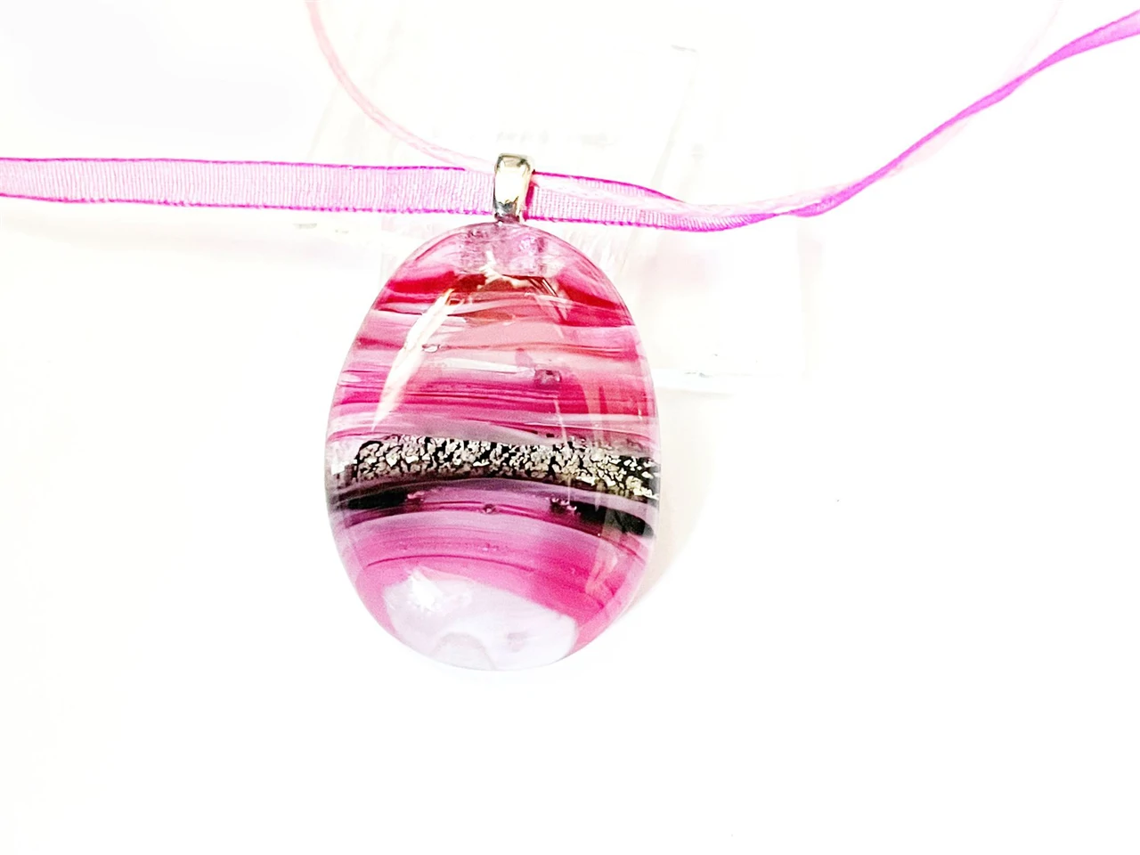 Áttetsző rózsaszín üvegmedál