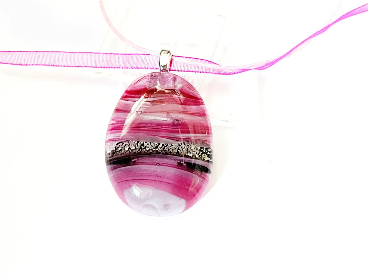 Áttetsző rózsaszín üvegmedál