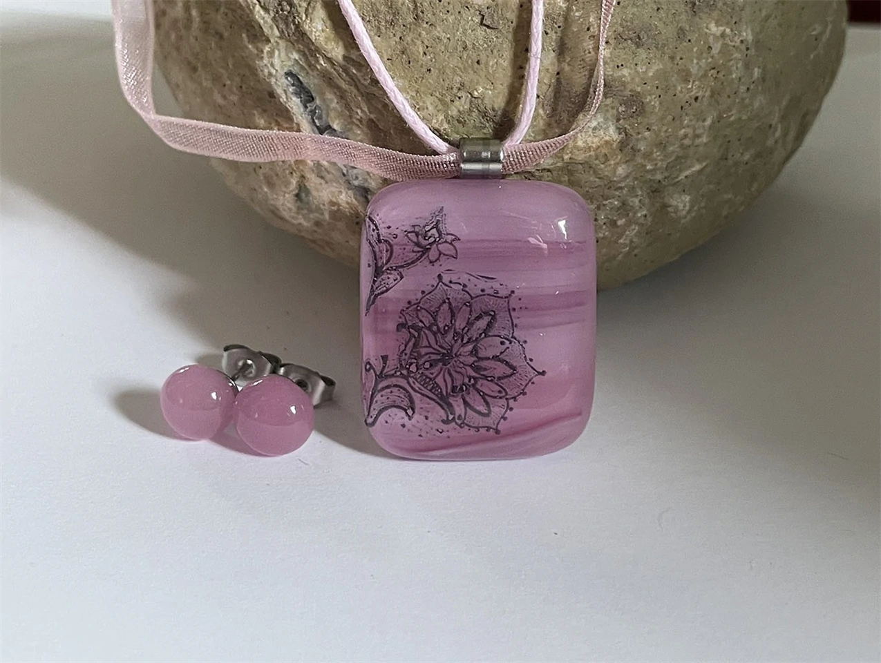 Rózsaszín csipkés üvegékszer szett