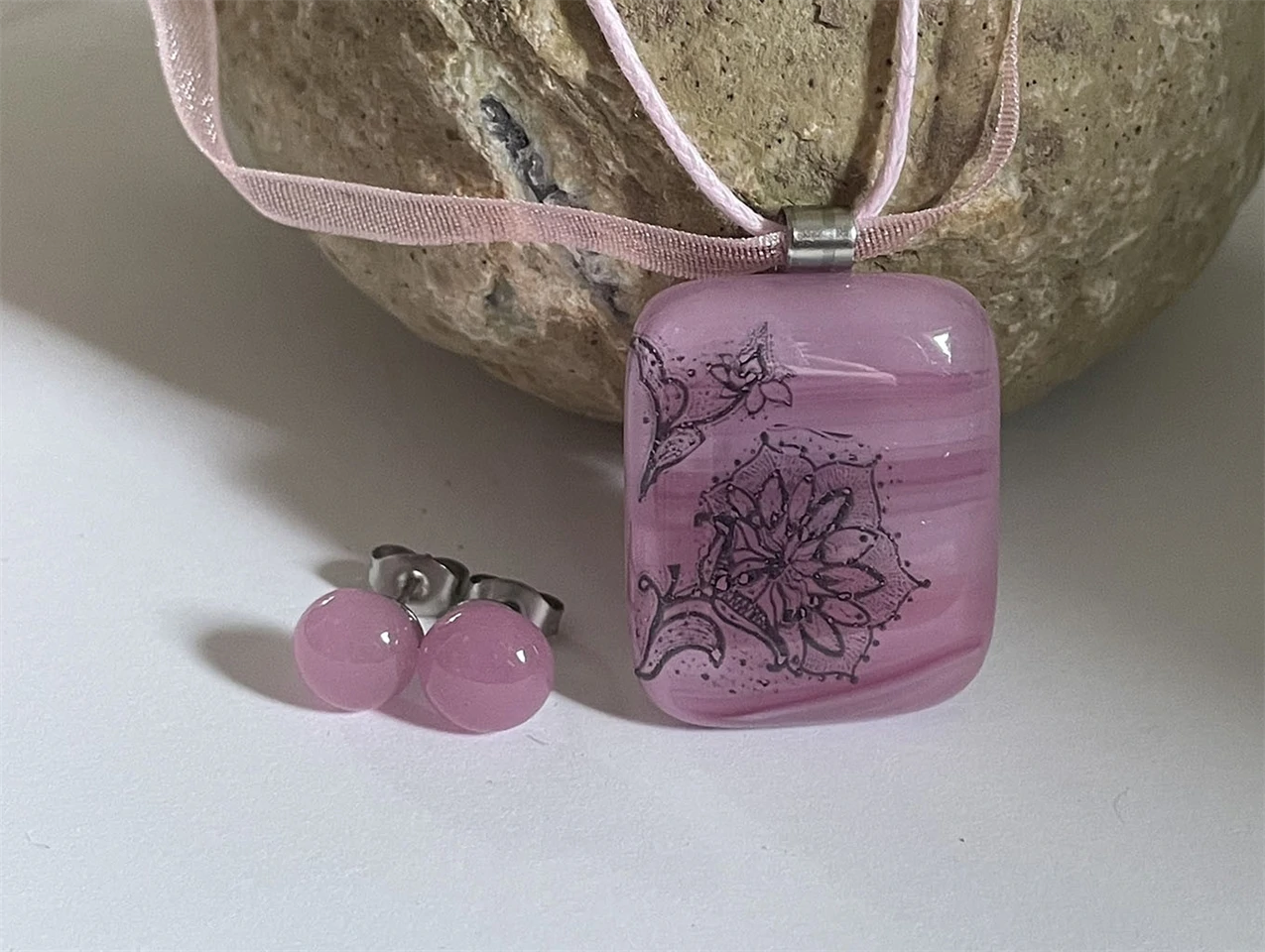 Rózsaszín csipkés üvegékszer szett