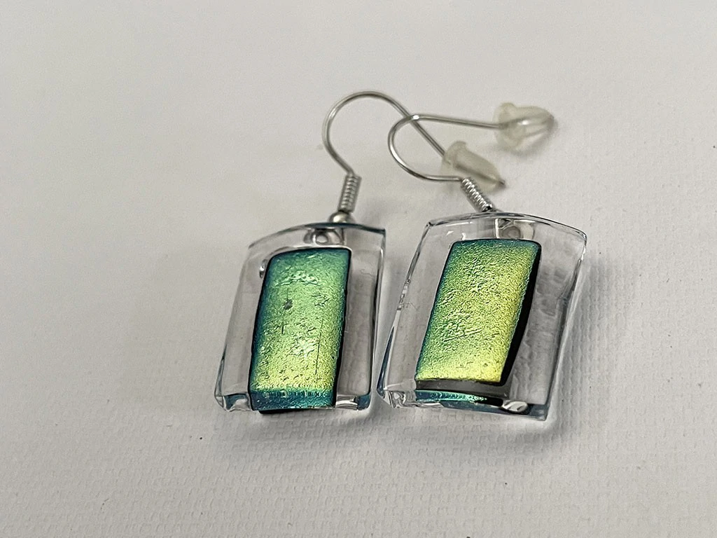 Tündérzöld dichroic lógós fülbevaló