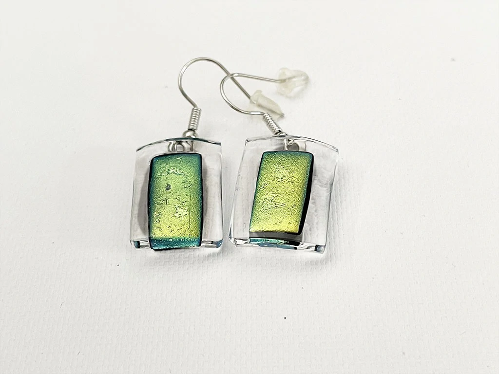 Tündérzöld dichroic lógós fülbevaló