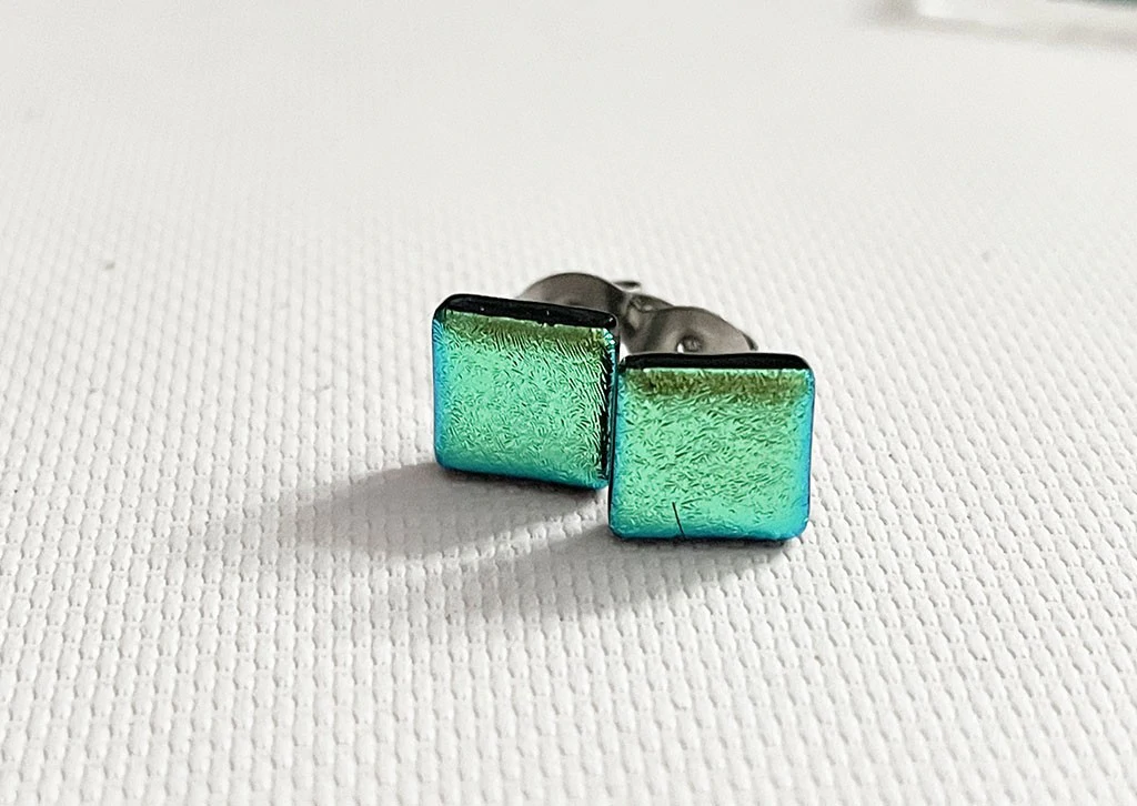 zöldeskék színű dichroic fülbevaló