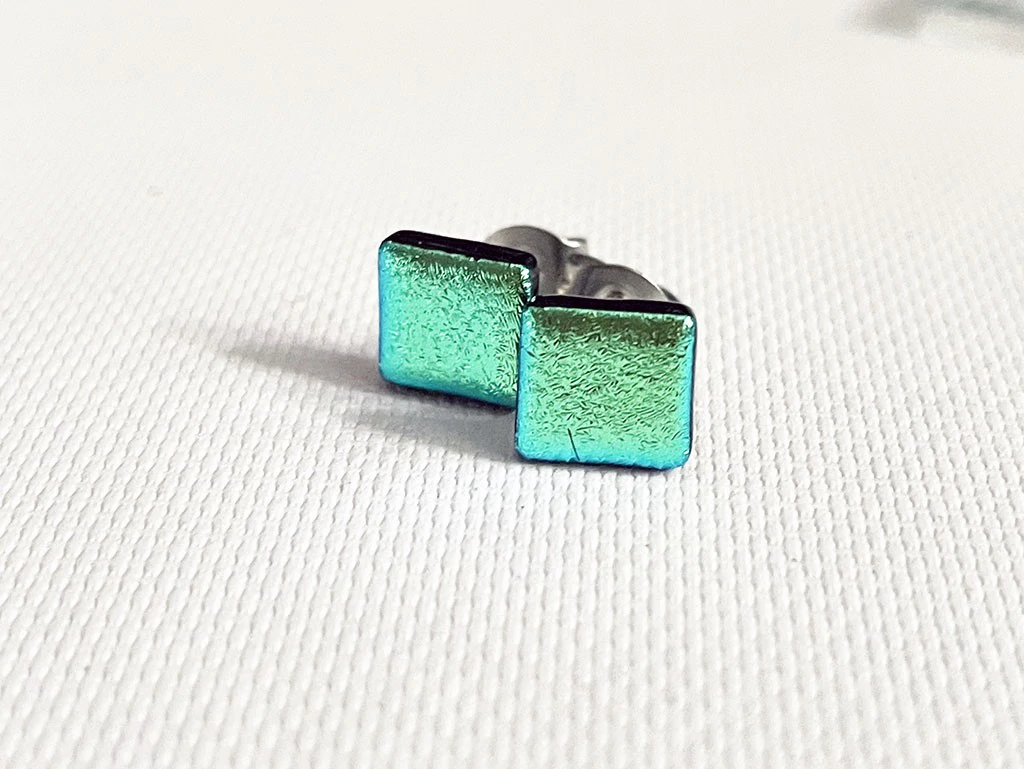 zöldeskék színű dichroic fülbevaló