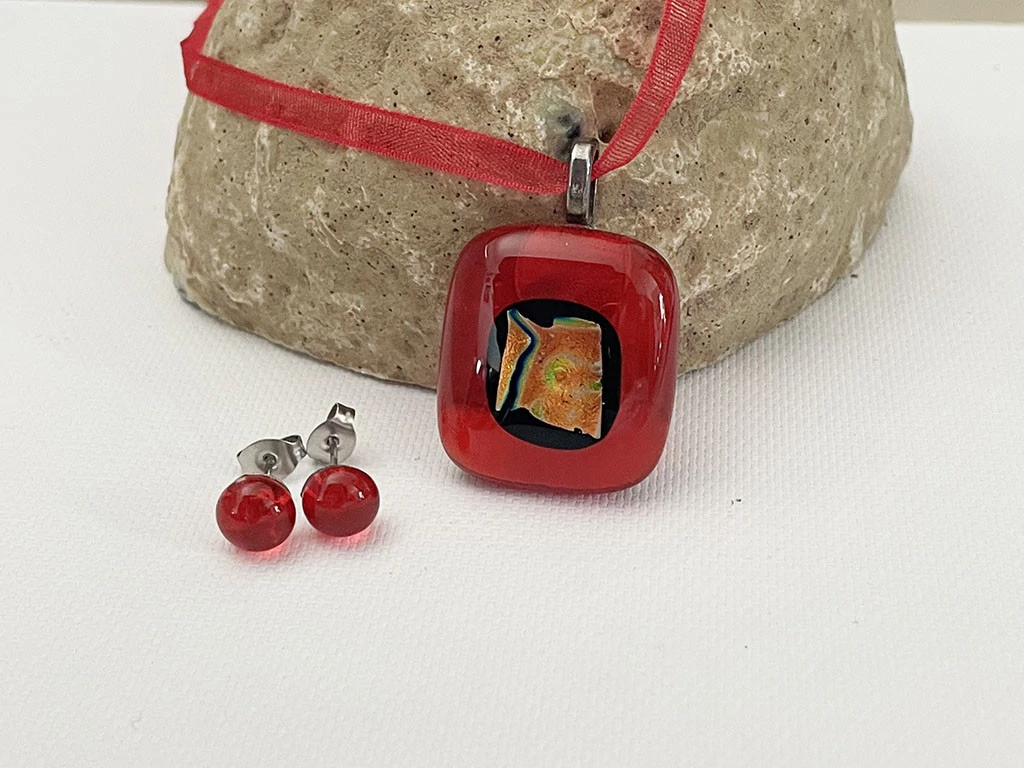 Piros arannyal üvegékszer szett