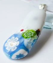 Fehér virágpapucs medál