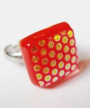 Narancsos-pirosas pöttyös gyűrű