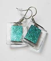 Tengerzöld dichroic lógós fülbevaló