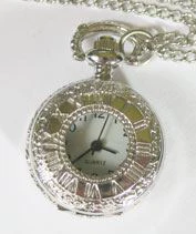 Kinyitható kerek ékszeróra.