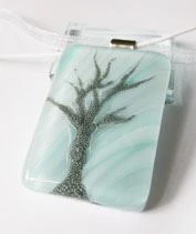 Halványkék fa üvegmedál