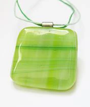 Világoszöld üvegékszer medál