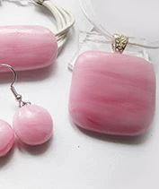 Rózsaszín üvegékszer szett