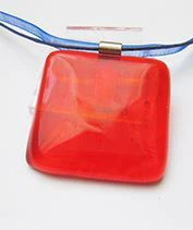 Áttetsző piros üvegékszer medál