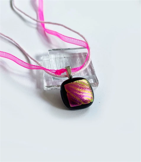 Üvegolvasztásos technikával