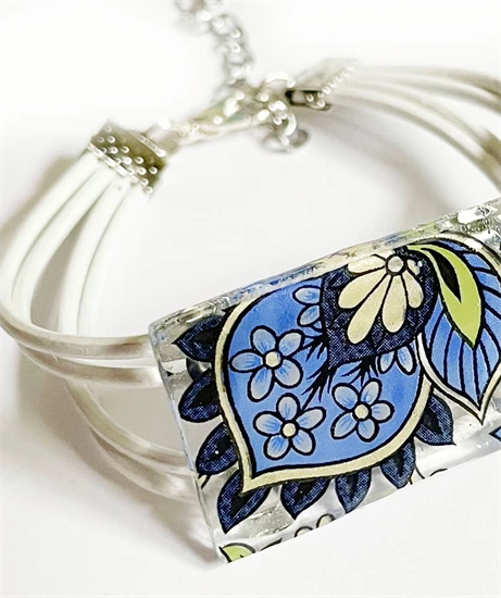 kék virágos karkötő