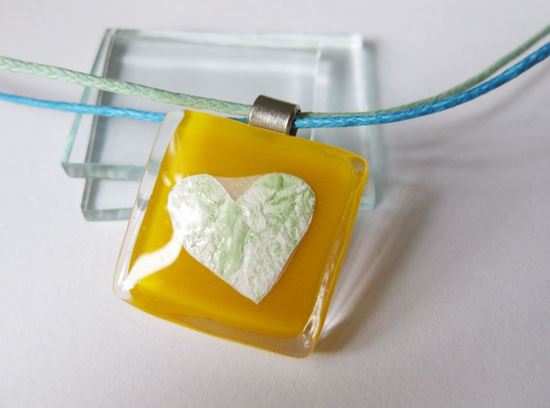 Sárga szívecskés üvegmedál