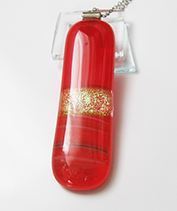 Piros kapszula üvegmedál