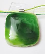 Zöld üvegmedál